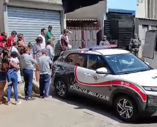 HOMEM É PRESO POR FEMINICÍDIO APÓS COMPANHEIRA MORRER BALEADA; ELE DIZ QUE ARMA CAIU DA CAMA E DISPAROU