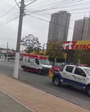 SAMU SOCORRE VÍTIMA DE ACIDENTE APÓS CARRO BATER EM POSTE NA AVENIDA PERY RONCHETTI