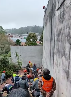 HOMEM É RESGATADO CONSCIENTE APÓS FICAR SOTERRADO ATÉ A CINTURA EM SÃO BERNARDO DO CAMPO