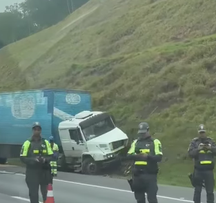 SANTO ANDRÉ: CARRETA ATRAVESSA CANTEIRO E COLIDE COM QUATRO CARROS NO RODOANEL