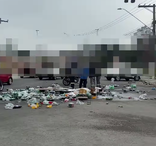 CARGA DE REFRIGERANTES CAI EM FRENTE AO ANTIGO EXTRA ANCHIETA, EM SÃO BERNARDO