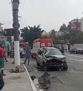 CARRO DESGOVERNADO ATINGE MOTORISTA, CAPOTA POR ESCADARIA E SÓ PARA NA RUA TIRADENTES