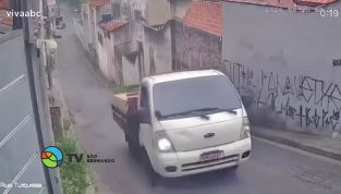 VÍDEO: UTILITÁRIO PERDE FORÇA, DESCE DE RÉ E CAPOTA NO BAETA NEVES