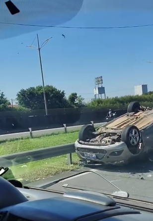 ACIDENTE COM CAPOTAMENTO DEIXA DOIS FERIDOS NO KM 14 DA VIA ANCHIETA, SENTIDO LITORAL