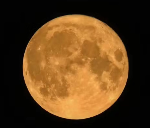 MORADOR REGISTRA LUA NO CÉU DE SÃO BERNARDO NAS PRIMEIRAS HORAS DESTA QUINTA-FEIRA