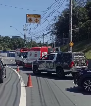 MOTOCICLISTA FICA GRAVEMENTE FERIDO APÓS BATER EM POSTE NA ESTRADA DOS ALVARENGAS, EM SÃO BERNARDO