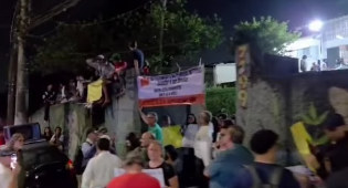 ESTUDANTES E PROFESSORES PROTESTAM CONTRA POSSÍVEL FIM DO ENSINO NOTURNO EM ESCOLA NO ALVARENGA