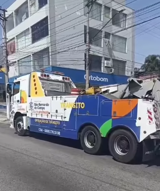 ALERTA DE TRÂNSITO: ÔNIBUS QUEBRADO CAUSA LENTIDÃO NA LUCAS NOGUEIRA GARCEZ NESTA SEXTA-FEIRA
