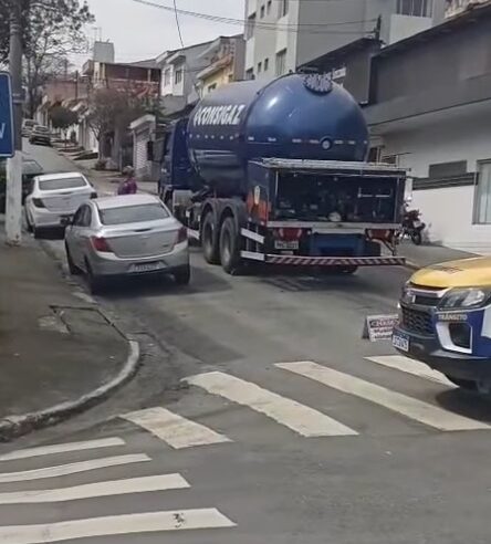 CAMINHÃO-TANQUE DE GÁS APRESENTA FALHA MECÂNICA, VAZAMENTO E INTERDITA RUA NO JARDIM HOLLYWOOD