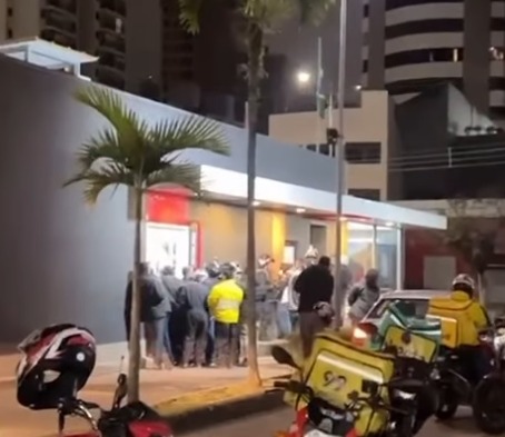 TUMULTO E RECLAMAÇÕES DE CLIENTES E ENTREGADORES MARCAM A NOITE DE SEXTA-FEIRA NO McDONALD’S DA PRESTES MAIA, EM SÃO BERNARDO