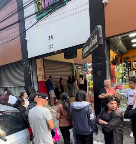 LOJA DA GALERIA LAURO GOMES FAZ ANIVERSÁRIO E CLIENTES FORMAM FILA DESDE A MADRUGADA