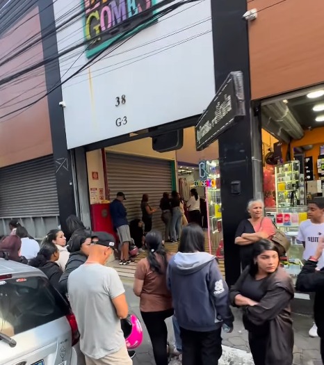 LOJA DA GALERIA LAURO GOMES FAZ ANIVERSÁRIO E CLIENTES FORMAM FILA DESDE A MADRUGADA