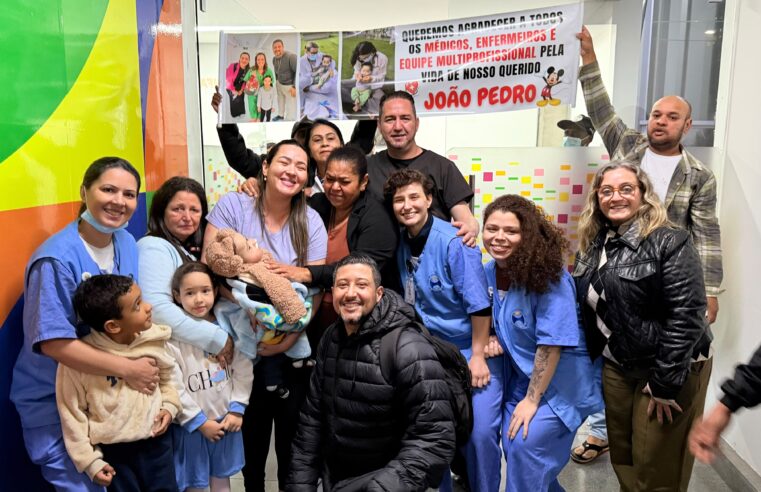 APÓS DOIS MESES DE INTERNAÇÃO, FAMÍLIA COMEMORA ALTA DE BEBÊ DA UTI DO HOSPITAL DE URGÊNCIA, EM SÃO BERNARDO