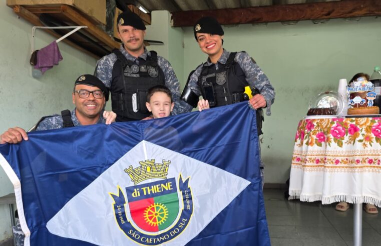 GCM DE SÃO CAETANO REALIZA SONHO DE CRIANÇA COM TEA E ENTREGA BANDEIRA DA CIDADE EM SEU ANIVERSÁRIO