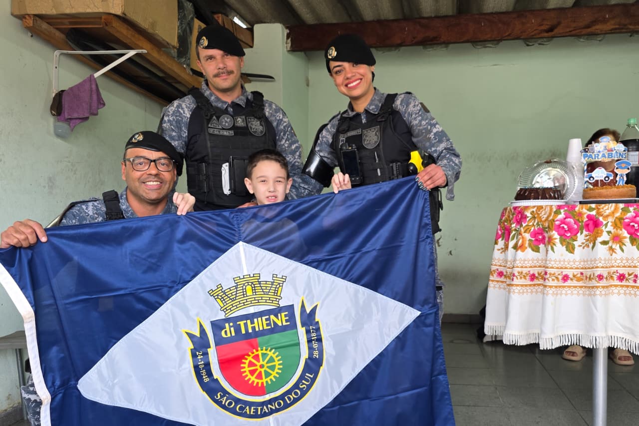 GCM DE SÃO CAETANO REALIZA SONHO DE CRIANÇA COM TEA E ENTREGA BANDEIRA DA CIDADE EM SEU ANIVERSÁRIO