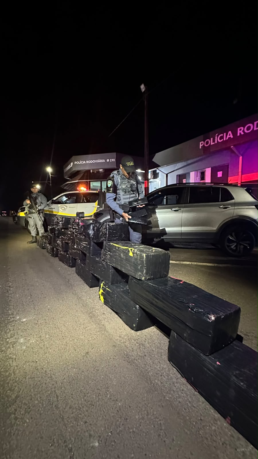 APÓS PERSEGUIÇÃO DE 30 KM, PM RODOVIÁRIA PRENDE MOTORISTA COM QUASE MEIA TONELADA DE MACONHA NO INTERIOR DE SP