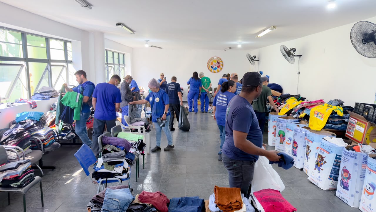 ‘CABIDE SOLIDÁRIO ITINERANTE’ DE SÃO BERNARDO LEVA PEÇAS DE ROUPAS A TRABALHADORES DA COOPERLUZ