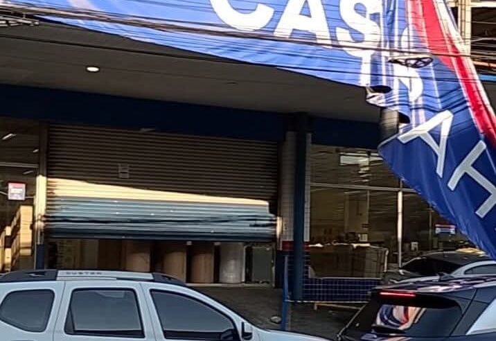 FIM DE UMA ERA: LONA DESABADA NA CALÇADA MARCA O ENCERRAMENTO DA TRADICIONAL LOJA DAS CASAS BAHIA NO RUDGE RAMOS