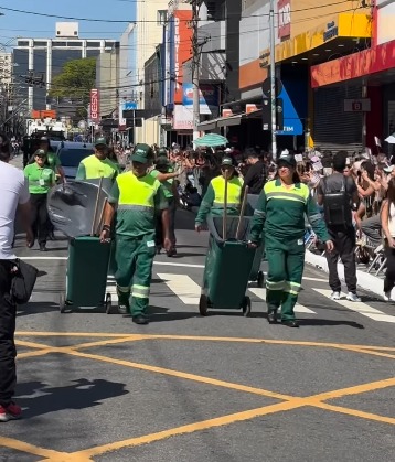 PROFISSIONAIS DA LIMPEZA URBANA PARTICIPAM DO DESFILE DOS 473 ANOS DE SÃO BERNARDO