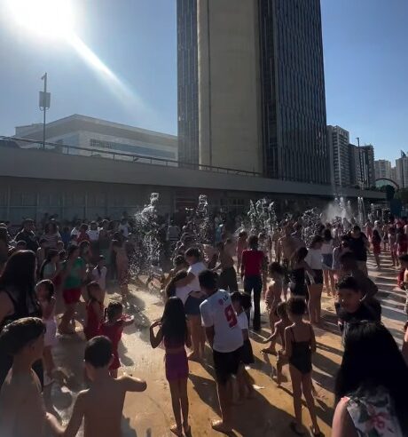 CRIANÇAS APROVEITAM DIA QUENTE NA FONTE INTERATIVA DO PAÇO NO ANIVERSÁRIO DE SÃO BERNARDO