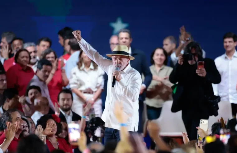 PT OFICIALIZA CANDIDATURA DE LULA À PRESIDÊNCIA