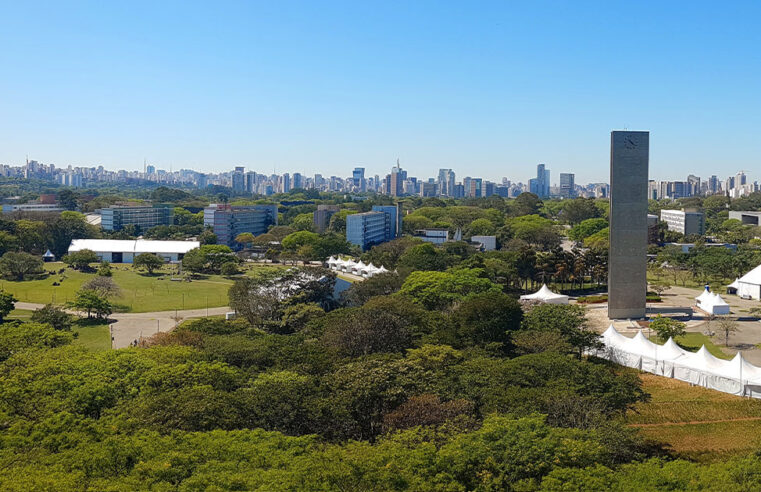 FEIRA DE PROFISSÕES OCUPA PRAÇA DO RELÓGIO DA USP COM ESTANDES DAS CARREIRAS E ATIVIDADES INTERATIVAS
