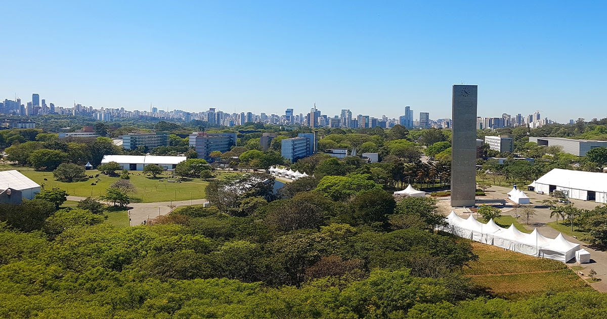 FEIRA DE PROFISSÕES OCUPA PRAÇA DO RELÓGIO DA USP COM ESTANDES DAS CARREIRAS E ATIVIDADES INTERATIVAS