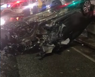 MOTORISTA PERDE CONTROLE, BATE EM ÁRVORE E CAPOTA NA AVENIDA PIRELLI, EM SANTO ANDRÉ