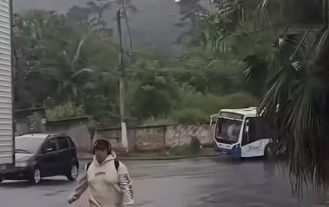CARRETA TRAVA EM SUBIDA E IMPEDE PASSAGEM DE ÔNIBUS NO PARQUE DOS IMIGRANTES, EM SÃO BERNARDO