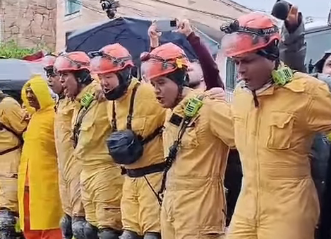 APÓS LOCALIZAR TODAS AS VÍTIMAS, BOMBEIROS FAZEM GRITO DE GUERRA E MOMENTO ECUMÊNICO NO FIM DAS BUSCAS