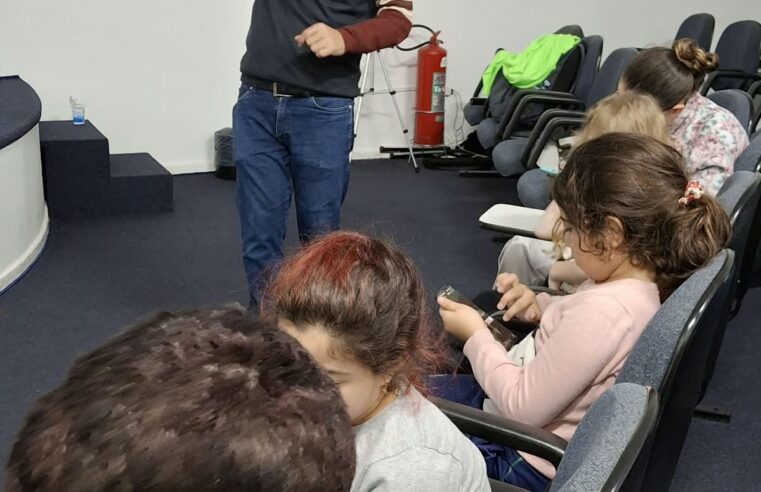 OFICINA GRATUITA DE EDIÇÃO DE VÍDEO NO CELULAR RECEBE ADULTOS E CRIANÇAS NO AUDITÓRIO DA SECRETARIA DE CULTURA DE SÃO CAETANO