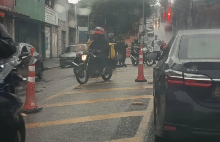 ACIDENTE COM MOTOCICLISTA CAUSA LENTIDÃO NA RUA DOS VIANAS, EM SÃO BERNARDO