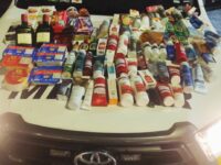 DUAS MULHERES SÃO PRESAS NA IMIGRANTES, EM SÃO BERNARDO, COM 163 PRODUTOS FURTADOS DE MERCADOS E FARMÁCIAS