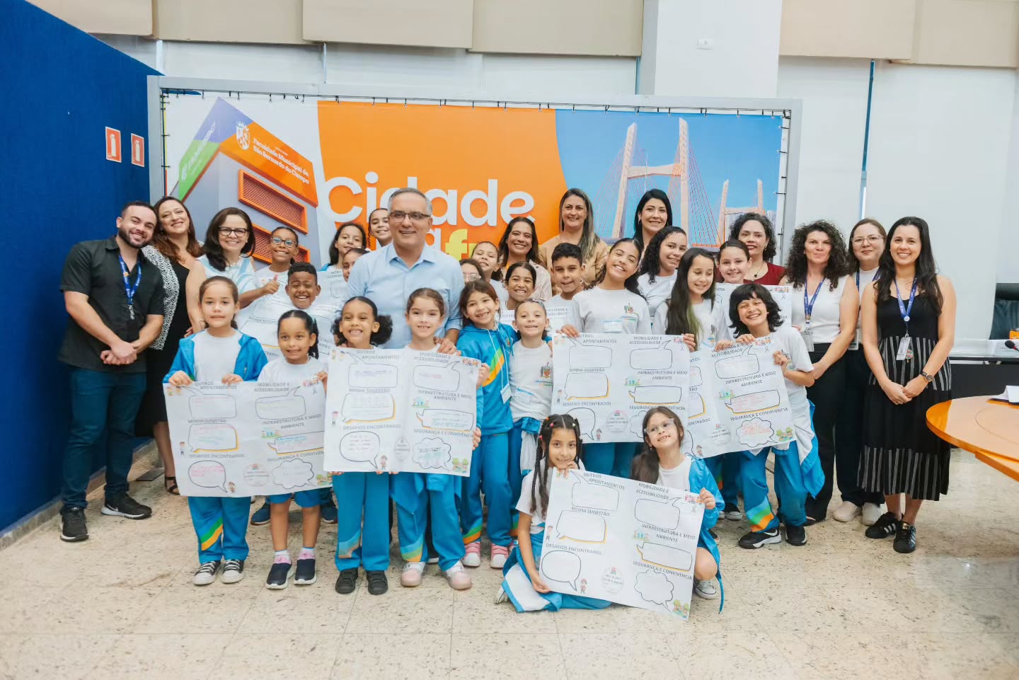 ALUNOS DA EMEB TRÊS MARIAS VISITAM PAÇO DE SÃO BERNARDO E CONHECEM CENTRAL DE CÂMERAS DA GCM