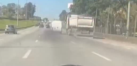 FLAGRA NA ANCHIETA: VAN E CARRETA TROCAM “FECHADAS” NA RODOVIA