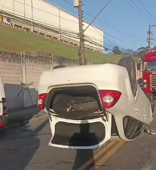 CARRO CAPOTA APÓS BATIDA ENVOLVENDO TRÊS VEÍCULOS NA RUA DOS FELTRINS, EM SÃO BERNARDO