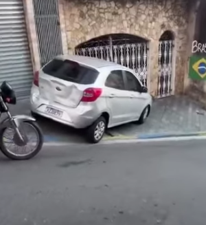 CARRO QUASE ENTRA EM GARAGEM APÓS BATIDA COM ÔNIBUS NA VILA SÃO PEDRO