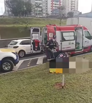 MOTOCICLISTA CAI EM CURVA NA AVENIDA LIONS E FICA FERIDO EM SÃO BERNARDO