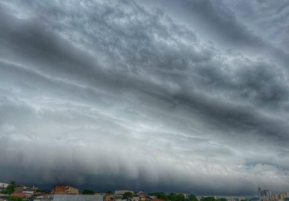 FOTO MOSTRA NUVENS CARREGADAS NO JARDIM IRAJÁ ANTES DA CHUVA