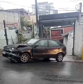 MOTORISTA COM SINAIS DE EMBRIAGUEZ ATINGE MOTOCICLISTA DE RÉ E QUASE INVADE GARAGEM EM SÃO BERNARDO