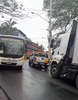  ALERTA DE TRÂNSITO: CARRETA TRAVA EM SUBIDA E IMPEDE PASSAGEM DE ÔNIBUS NO PARQUE DOS IMIGRANTES, EM SÃO BERNARDO