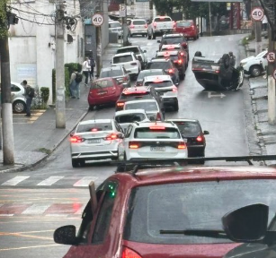 CARRO CAPOTA E COMPLICA TRÂNSITO NA TRAVESSA PAULO AFONSO, EM SÃO BERNARDO