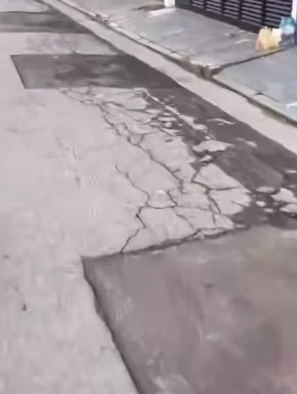 MOTOCICLISTA MOSTRA “REMENDOS” NO ASFALTO EM TRECHO COM OBRAS DA SABESP NO JARDIM SILVINA; COMPANHIA PREVÊ RECOMPOSIÇÃO DEFINITIVA EM 15 DIAS