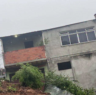 DEFESA CIVIL ATUA NA VILA SÃO JOSÉ APÓS CHUVAS PROVOCAREM DESLIZAMENTO E DERRUBAREM MURO DE CASA