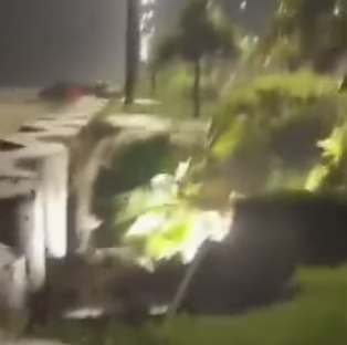 GCM CAI EM CRATERA APÓS ROMPIMENTO DE ADUTORA EM PRAIA GRANDE