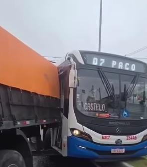 CARRETA PERDE FORÇA NA SUBIDA, DESCE DE RÉ E ATINGE ÔNIBUS E MOTO NA ESTRADA SAMUEL AIZEMBERG