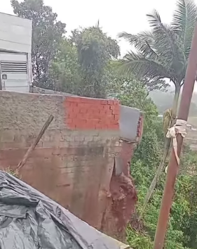 VEJA O MOMENTO EM QUE MURO DESABA NO JARDIM DAS OLIVEIRAS, EM SÃO BERNARDO