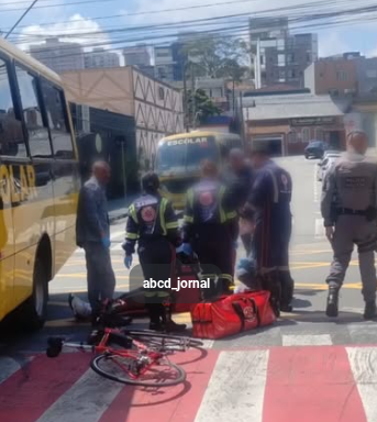 CICLISTA É SOCORRIDO PELO SAMU APÓS ACIDENTE COM ÔNIBUS ESCOLAR EM SÃO BERNARDO