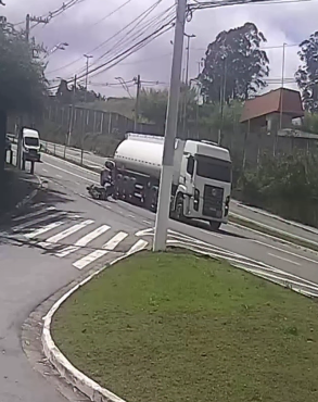 VÍDEO: MOTOCICLISTA CAI AO LADO DE CAMINHÃO E ESCAPA DE SER ATROPELADA NA DIVISA ENTRE SÃO BERNARDO E DIADEMA