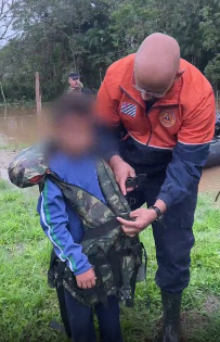 PM DE SP ENFRENTA CORRENTEZA POR MAIS DE QUATRO HORAS PARA RESGATAR FAMÍLIAS ILHADAS NO VALE DO RIBEIRA